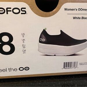 OOFOS Women's Oomg Black and White Sneakers